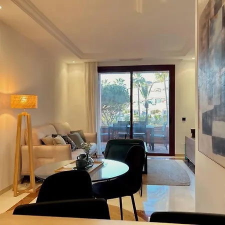 Elviria: 3 Dorm, Playa Andando Y Piscina Lejlighed