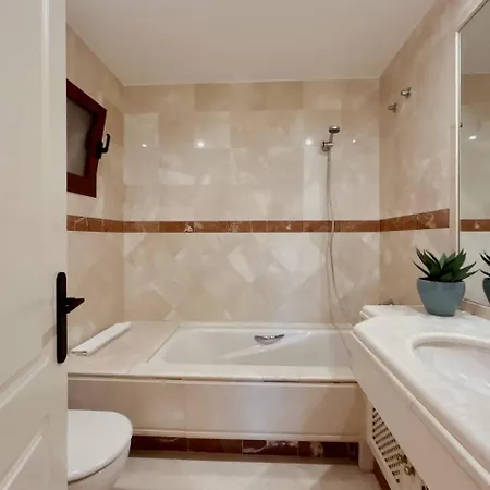 Elviria: 3 Dorm, Playa Andando Y Piscina Lejlighed