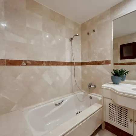 Apartment Elviria: 3 Dorm, Playa Andando Y Piscina *