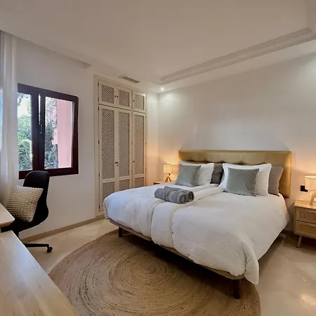 Elviria: 3 Dorm, Playa Andando Y Piscina Apartment *