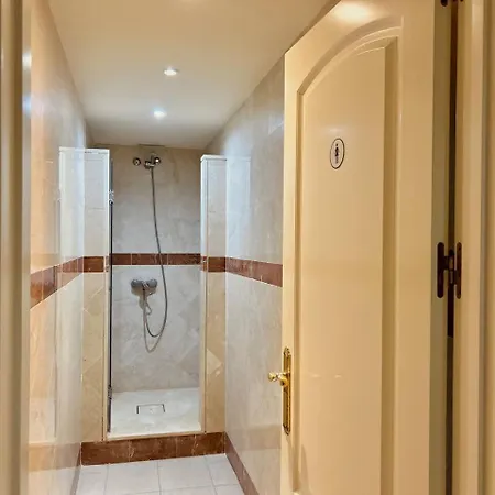 Elviria: 3 Dorm, Playa Andando Y Piscina Apartment